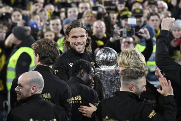 HÄLLEVIK , SWEDEN 20251109 Mjällbys Tom Pettersson with the Swedish Championship trophy after Sundays football match in the last round of the Allsvenskan between Mjällby AIF and BK Häcken at Strandvallen HÄLLEVIK SWEDEN x50090x  Copyright: xJohanxNilsson TTx ALLSVENSKAN MJÄLLBY-HÄCKEN