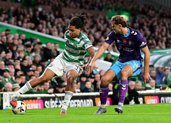 Jahmai Simpson-Pusey of Celtic and Zac Williams of Kilmarnock Celtic v Kilmarnock, William Hill Scottish Premiership, Football, Celtic Park, Glasgow, Scotland, UK - 09 Nov 2025Glasgow Celtic Park United Kingdom EDITORIAL USE ONLY No use with unauthorised audio, video, data, fixture lists, club league logos or live services. Online in-match use limited to 120 images, no video emulation. No use in betting, games or single club league player publications. Copyright: xMarkxRunnacles Shutterstockx 15702238at