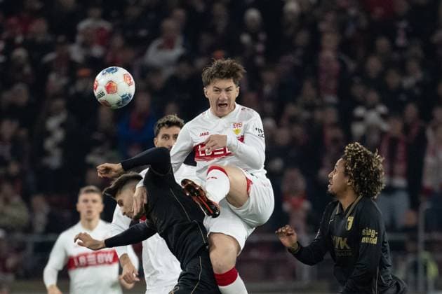 from left in duel Elvis Rexhbecaj FC Augsburg, 08 , Angelo Stiller VfB Stuttgart, 06 GER, VfB Stuttgart vs FC Augsburg, Football, Men, 1 Bundesliga, Matchday 10, Season 2025 2026, 09 11 2025, DFL DFB REGULATES PROHIBIT ANY USE OF PHOTOGRAPHS AS IMAGE SEQUENCES AND OR QUASI VIDEO, GER, VfB Stuttgart vs FC Augsburg, Football, Men, 1 Bundesliga, Matchday 10, Season 2025 2026, 09 11 2025 Stuttgart Copyright: xEibner-Pressefoto WolfgangxFrankx EP_WFK