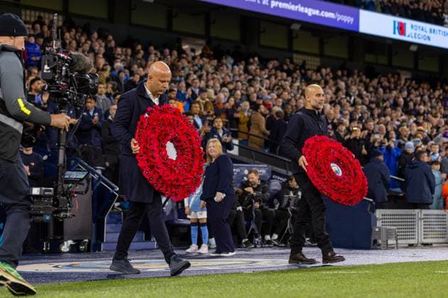 Football - FA Premier League - Manchester City FC v Liverpool FC MANCHESTER, ENGLAND - Sunday, November 9, 2025: Liverpool s head coach Arne Slot (L) and Manchester City s head coach Josep Pep Guardiola carry a Poppy wreath on to the pitch for Remembrance Sunday before the FA Premier League match between Manchester City FC and Liverpool FC at the City of Manchester Stadium. (Photo by David Rawcliffe Propaganda) MANCHESTER City of Manchester Stadium GREATER MANCHESTER ENGLAND  Copyright: xDavidxRawcliffex P2025-11-09-Man_City_Liverpool-22