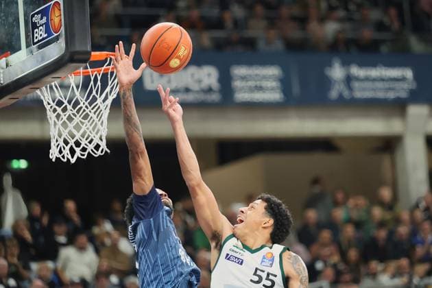 v li in duel, Michael Weathers MLP Academics Heidelberg, 20 , Eli Brooks Vet Concept Gladiators Trier, 55 GER, MLP Academics Heidelberg vs Vet Concept Gladiators Trier, Basketball, easycredit Basketball Bundesliga, 7 Matchday, Season, 2025 2026, 09 11 2025 GER, MLP Academics Heidelberg vs Vet Concept Gladiators Trier, Basketball, easycredit Basketball Bundesliga, 7 Matchday, Season, 2025 2026, 09 11 2025 Heidelberg Copyright: xEibner-Pressefoto JoergxHirschx EP_JHH