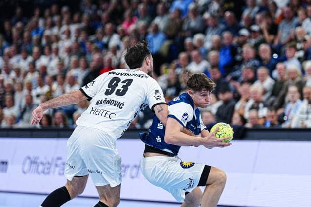 Veron Nacinovic THW Kiel, 93 , Soeren Steinhaus Bergischer HC, 53 GER, THW Kiel vs Bergischer HC, Handball, 1 Bundesliga, Matchday 11, Season 2025 2026, 09 11 2025 GER, THW Kiel vs Bergischer HC, Handball, 1 Bundesliga, Matchday 11, Season 2025 2026, 09 11 2025 Kiel Copyright: xEibner-Pressefoto MarcelxvonxFehrnx EP_MFN