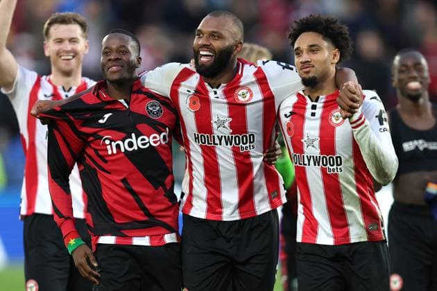 Brentford gegen Newcastle 09 November 2025, London Premier League Fußball Brentford gegen Newcastle United Dango Ouattara, Igor Thiago und Kevin Schade von Brentford feiern Foto Charlotte Wilson Abseits London UK  Copyright: xCharlottexWilsonx xOffsidexOffside