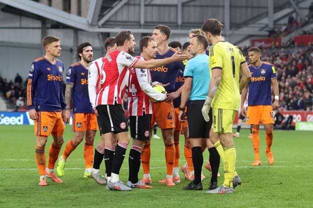 Brentford gegen Newcastle 09. November 2025, London Premier League Fußball Brentford gegen Newcastle United Die Spieler umringen Schiedsrichter Stuart Attwell, weil es lange dauert, bis ein Elfmeter für Brentford verhängt wird Foto Charlotte Wilson Abseits London UK  Copyright: xCharlottexWilsonx xOffsidexOffside