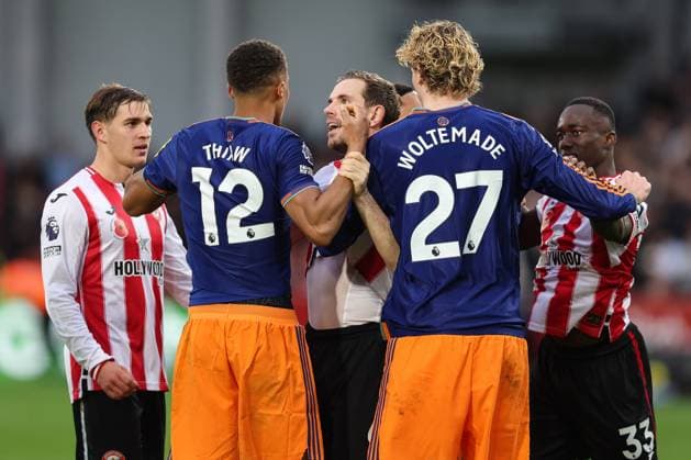 Brentford gegen Newcastle 09 November 2025, London Premier League Fußball Brentford gegen Newcastle United Malick Thiaw von Newcastle United und Jordan Henderson von Brentford streiten sich Foto Charlotte Wilson Abseits London UK  Copyright: xCharlottexWilsonx xOffsidexOffside