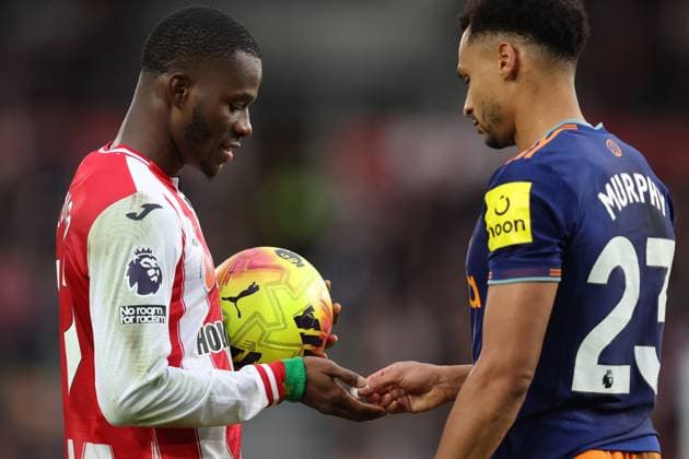 Brentford gegen Newcastle 09 November 2025, London Premier League Fußball Brentford gegen Newcastle United Jacob Murphy von Newcastle United gibt Dango Ouattara von Brentford eine Zwei-Pfund-Münze, die auf dem Boden gefunden wurde Foto Charlotte Wilson Abseits London UK  Copyright: xCharlottexWilsonx xOffsidexOffside