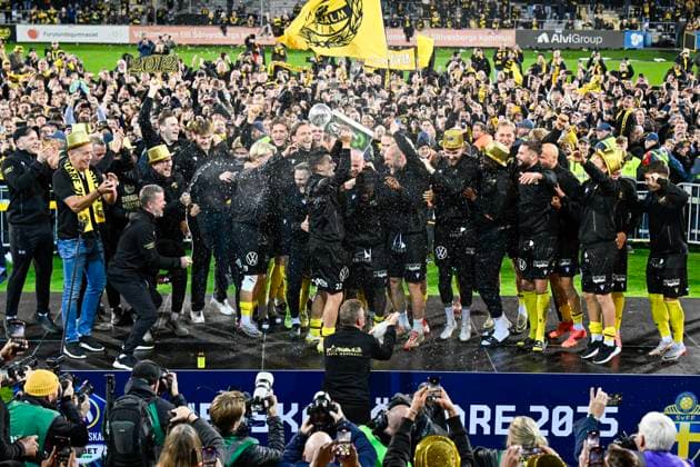 HÄLLEVIK , SWEDEN 20251109 Mjällby lifts the Swedish Championship trophy after Sundays football match in the last round of the Allsvenskan between Mjällby AIF and BK Häcken at Strandvallen HÄLLEVIK SWEDEN x50090x  Copyright: xJohanxNilsson TTx ALLSVENSKAN MJÄLLBY-HÄCKEN