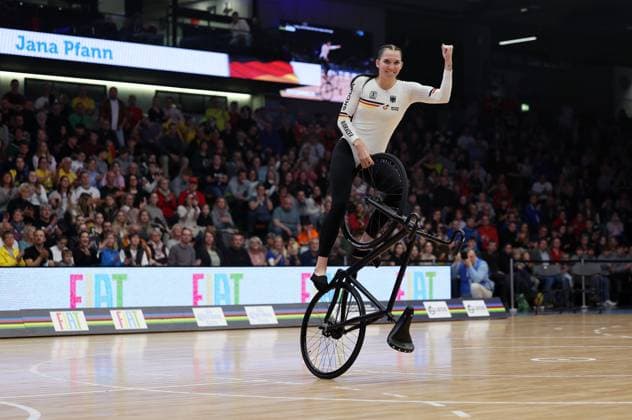 BAU 09 11 2025 Göppingen Artistic Cycling UCI Indoor Cycling World Championships 2025, Womens Singles, World Champion Jana Pfann GER cheers