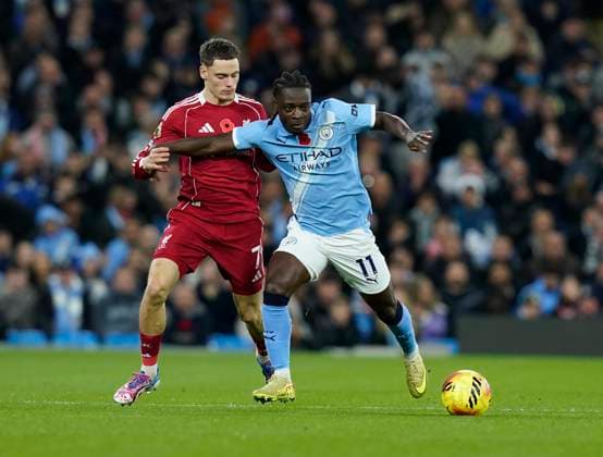 Manchester, England, 9th November 2025. Florian Wirtz of Liverpool tussles with Jeremy Doku of Manchester City during the Manchester City vs Liverpool Premier League match at the Etihad Stadium, Manchester. Picture credit should read: Andrew Yates Sportimage EDITORIAL USE ONLY. No use with unauthorised audio, video, data, fixture lists, club league logos or live services. Online in-match use limited to 120 images, no video emulation. No use in betting, games or single club league player publications. SPI_023_AY_Man_City_Liverpool SPI-4280-0023
