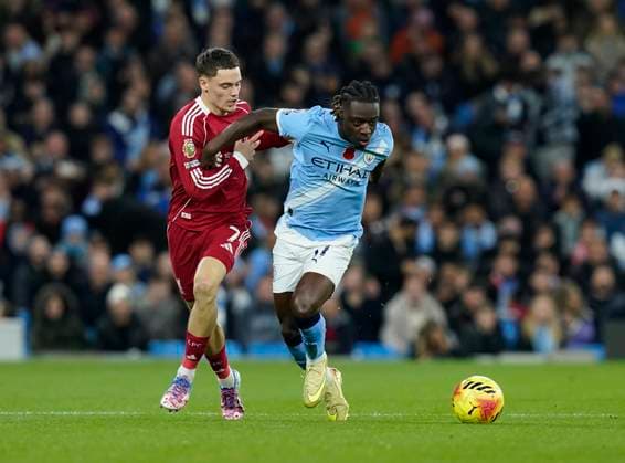 Manchester, England, 9th November 2025. Florian Wirtz of Liverpool tussles with Jeremy Doku of Manchester City during the Manchester City vs Liverpool Premier League match at the Etihad Stadium, Manchester. Picture credit should read: Andrew Yates Sportimage EDITORIAL USE ONLY. No use with unauthorised audio, video, data, fixture lists, club league logos or live services. Online in-match use limited to 120 images, no video emulation. No use in betting, games or single club league player publications. SPI_024_AY_Man_City_Liverpool SPI-4280-0024