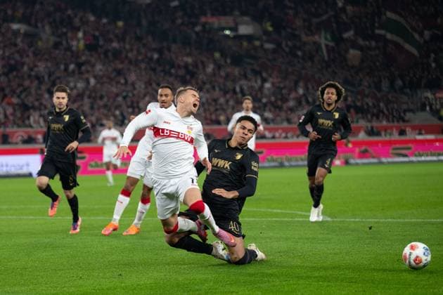 v li in duel Noahkai Banks FC Augsburg, 40 , Maximilian Mittelstaedt VfB Stuttgart, 07 GER, VfB Stuttgart vs FC Augsburg, Football, Men, 1 Bundesliga, Matchday 10, Season 2025 2026, 09 11 2025, DFL DFB REGULATES PROHIBIT ANY USE OF PHOTOGRAPHS AS IMAGE SEQUENCES AND OR QUASI VIDEO, GER, VfB Stuttgart vs FC Augsburg, Football, Men, 1 Bundesliga, Matchday 10, Season 2025 2026, 09 11 2025 Stuttgart Copyright: xEibner-Pressefoto WolfgangxFrankx EP_WFK