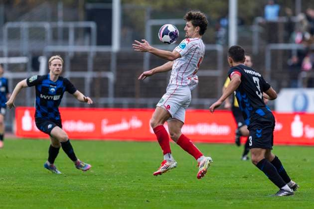 Regionalliga West Fortuna Köln SC Paderborn U21, 09 11 2025 Enzo Wirtz Fortuna Köln, 9 , Kerem Yalcin SC Paderborn U21, 3 Regionalliga West, Fortuna Köln SC Paderborn U21, 15 Matchday, on 09 11 2025, Südstadion, Cologne Copyright: xBEAUTIFULxSPORTS Meuselx