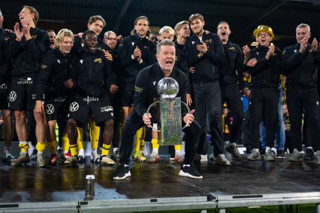 251109 Mjällbys coach Anders Torstensson cheers with Lennart Johanssons trophy after the football match in the Allsvenskan between Mjällby and Häcken on November 9, 2025 in Hällevik  Copyright: MATHILDAxSCHULER BB251109MA047