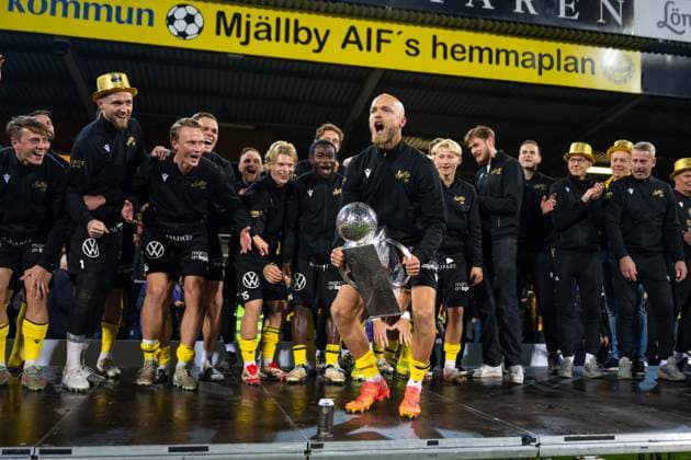 251109 Mjällbys Victor Gustavsson cheers with Lennart Johanssons trophy after the football match in the Allsvenskan between Mjällby and Häcken on November 9, 2025 in Hällevik  Copyright: MATHILDAxSCHULER BB251109MA048