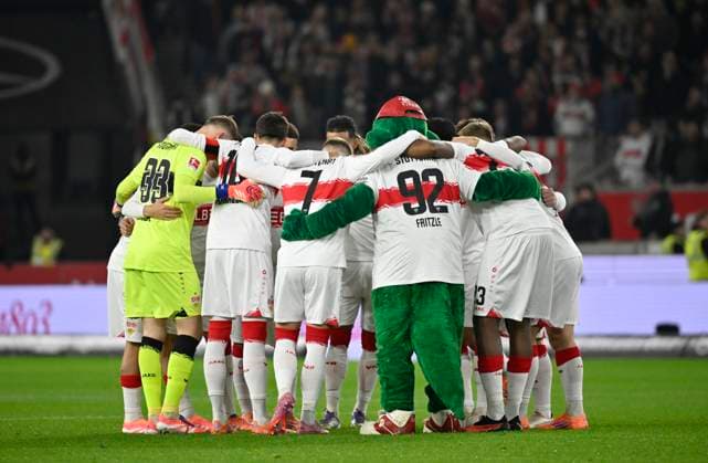 Team building, team circle before the start of the match VfB Stuttgart VfB Stuttgart vs FC Augsburg FCA 09 11 2025 DFL REGULATIONS PROHIBIT ANY USE OF PHOTOGRAPHS AS IMAGE SEQUENCES AND OR QUASI VIDEO VfB Stuttgart vs FC Augsburg FCA