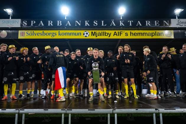 251109 Mjällbys Alexander Johansson cheers with Lennart Johanssons trophy after the football match in Allsvenskan between Mjällby and Häcken on November 9, 2025 in Hällevik  Copyright: MATHILDAxSCHULER BB251109MA053