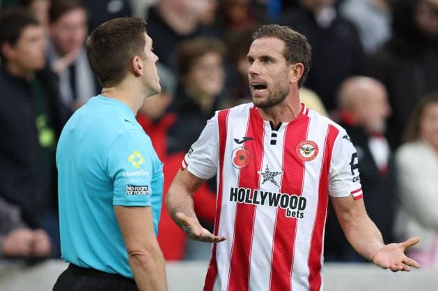 Brentford gegen Newcastle 09 November 2025, London Premier League Fußball Brentford gegen Newcastle United Jordan Henderson von Brentford unterhält sich mit dem Linienrichter Foto Charlotte Wilson Abseits London UK  Copyright: xCharlottexWilsonx xOffsidexOffside