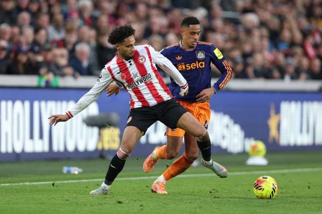 Brentford gegen Newcastle 09 November 2025, London Premier League Fußball Brentford gegen Newcastle United Kevin Schade von Brentford und Jacob Ramsey von Newcastle United Foto Charlotte Wilson Abseits London UK  Copyright: xCharlottexWilsonx xOffsidexOffside