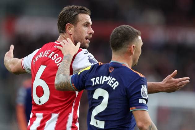 Brentford gegen Newcastle 09 November 2025, London Premier League Fußball Brentford gegen Newcastle United Ein verärgerter Jordan Henderson von Brentford wird von Kieran Trippier von Newcastle United abgeführt Foto Charlotte Wilson Abseits London UK  Copyright: xCharlottexWilsonx xOffsidexOffside