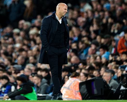 Premier League Manchester City v Liverpool Arne Slot Liverpool manager dejected during the Premier League match Manchester City vs Liverpool at Etihad Stadium, Manchester, United Kingdom, 9th November 2025 (Photo by Mark Cosgrove News Images) Manchester Etihad Stadium Manchester United, ManU Kingdom Copyright: xMarkxCosgrove NewsxImagesx