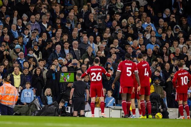 Football - FA Premier League - Manchester City FC v Liverpool FC MANCHESTER, ENGLAND - Sunday, November 9, 2025: Referee Chris Kavanagh sent to the monitor to review a potential penalty for Manchester City during the FA Premier League match between Manchester City FC and Liverpool FC at the City of Manchester Stadium. (Photo by David Rawcliffe Propaganda) MANCHESTER City of Manchester Stadium GREATER MANCHESTER ENGLAND  Copyright: xDavidxRawcliffex P2025-11-09-Man_City_Liverpool-31