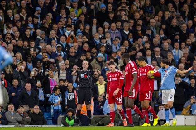 Football - FA Premier League - Manchester City FC v Liverpool FC MANCHESTER, ENGLAND - Sunday, November 9, 2025: Referee Chris Kavanagh rewarding Manchester City a penalty following a VAR review during the FA Premier League match between Manchester City FC and Liverpool FC at the City of Manchester Stadium. (Photo by David Rawcliffe Propaganda) MANCHESTER City of Manchester Stadium GREATER MANCHESTER ENGLAND  Copyright: xDavidxRawcliffex P2025-11-09-Man_City_Liverpool-32