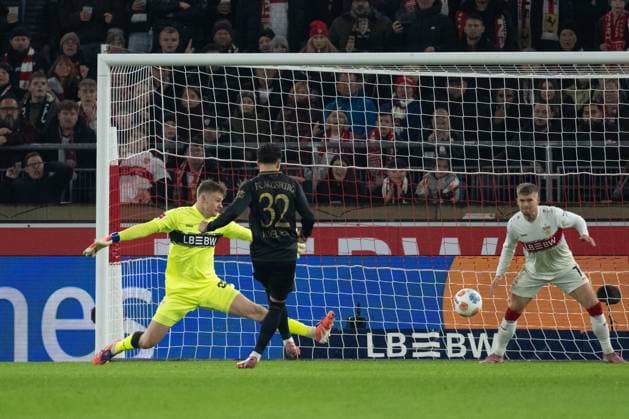 Goal to 0 1 by Fabian Rieder FC Augsburg, 32 li Alexander Nuebel VfB Stuttgart, 33 GER, VfB Stuttgart vs FC Augsburg, Football, Men, 1 Bundesliga, Matchday 10, Season 2025 2026, 09 11 2025, DFL DFB REGULATES PROHIBIT ANY USE OF PHOTOGRAPHS AS IMAGE SEQUENCES AND OR QUASI VIDEO, GER, VfB Stuttgart vs FC Augsburg, Football, Men, 1 Bundesliga, Matchday 10, Season 2025 2026, 09 11 2025 Stuttgart Copyright: xEibner-Pressefoto WolfgangxFrankx EP_WFK