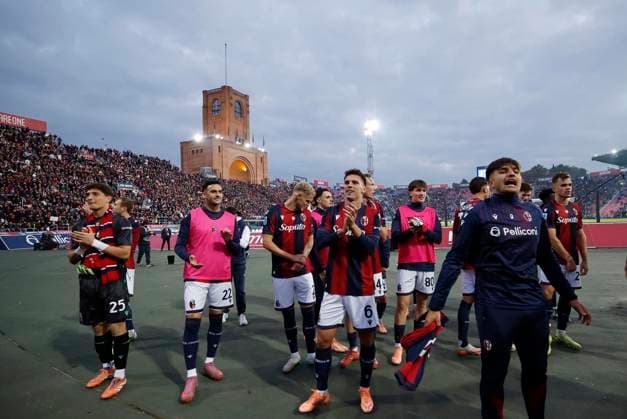 November 9, 2025, Bologna, ITALY: Bologna s players celebrate the victory at the end of the Italian Serie A soccer match Bologna FC vs SSC Napoli at Renato Dall Ara stadium in Bologna, Italy, 9 November 2025. ANSA SERENA CAMPANINI. Soccer: Serie A ; Bologna-Napoli  - ZUMAa110 20251109_zaf_a110_081 Copyright: xSerenaxCampaninix