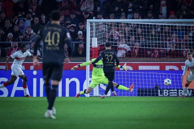 Fabian Rieder 32 FC Augsburg scores the 0 1, VfB Stuttgart vs FC Augsburg, Football, Men, DFL, Bundesliga, Season 2025 2026, MHP Arena, Matchday 10, 09 11 2025 Stuttgart Baden Wuerttemberg Germany Copyright: xkolbert-press MartinxAgüerax