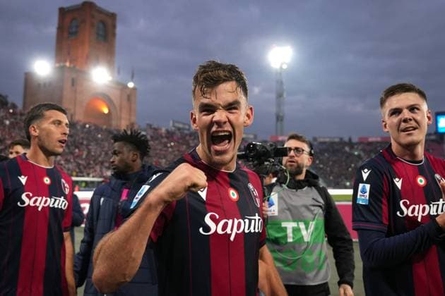 Bologna s Thijs Dallinga celebrates the victory at the end of the Serie A soccer match between Bologna and Napoli at the Renato Dall™Ara Stadium in Bologna, north Italy - Sunday, November 9, 2025 -  Copyright: xMassimoxPaolone LaPressex
