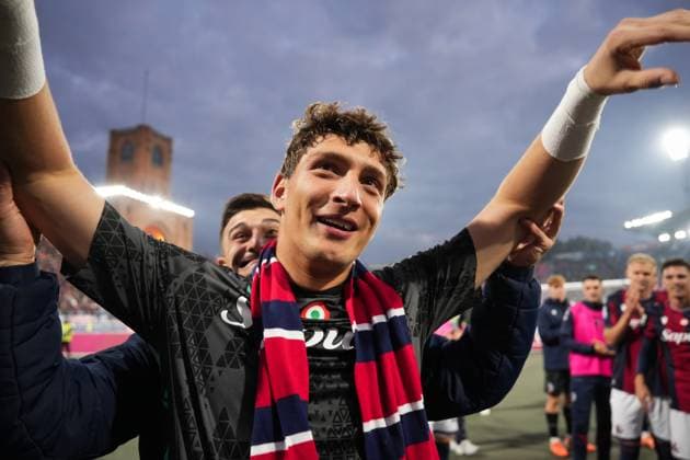 Bologna s goalkeeper Massimo Pessina celebrates the victory with Bologna s Riccardo Orsolini at the end of the Serie A soccer match between Bologna and Napoli at the Renato Dall™Ara Stadium in Bologna, north Italy - Sunday, November 9, 2025 -  Copyright: xMassimoxPaolone LaPressex