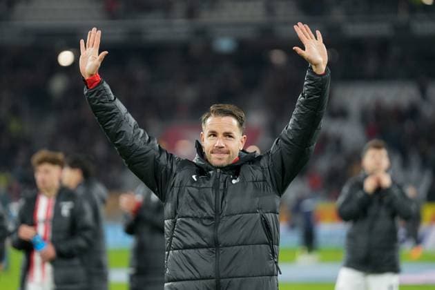 Christian Günter Christian Guenter SC Freiburg, 30 hands out beer to the fans and celebrates the victory in front of the Ultras curve, Record player , Germany, Football, 1 Bundesliga, 10 Matchday, 2025 2026, SC Freiburg vs FC St Pauli, 09 11 2025, Europa Park Stadion, Freiburg, Germany DFL REGULATIONS PROHIBIT ANY USE OF PHOTOGRAPHS AS IMAGE SEQUENCES AND OR QUASI VIDEO Freiburg Europa Park Stadion Baden Württemberg Germany Copyright: xArnexAmbergx