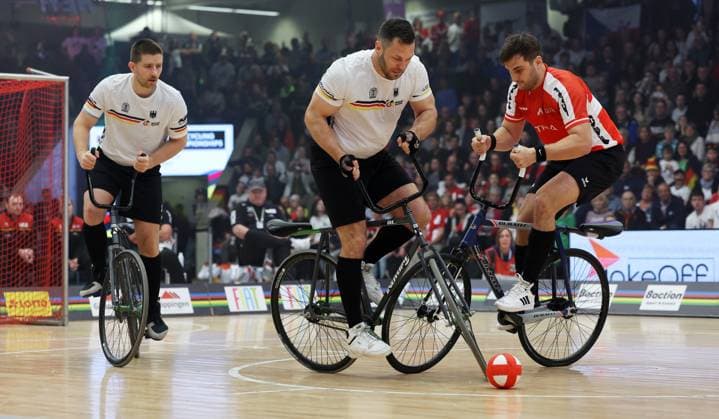BAU 09 11 2025 Göppingen Artistic Cycling UCI Indoor Cycling World Championships 2025, Cycle Ball Final, f l Bernd Mlady GER , Raphael Kopp GER , Stefan Feurstein AUT