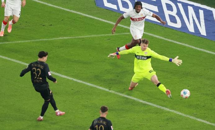 09 11 25 VfB Stuttgart FC Augsburg Germany, Stuttgart, 09 11 2025, Football, Bundesliga, Season 2025 2026, VfB Stuttgart FC Augsburg Nr 32 Fabian Rieder 0 1 Goal Augsburg Goalkeeper Alexander Nübel VFB