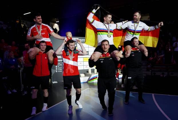 BAU 09 11 2025 Göppingen Artistic Cycling UCI Indoor Cycling World Championships 2025, the cycle ball players cheer at the award ceremony, from left Stefan Feurstein AUT, top , Patrick Schnetzer AUT, bottom with son, Bernd Mlady GER, top , Raphael Kopp GER, top