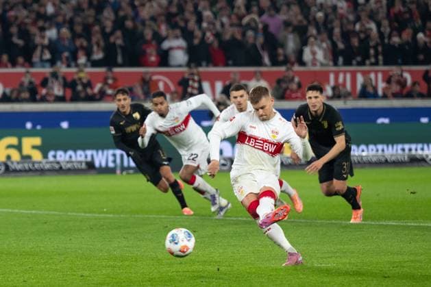 Goal for 1 1 by Maximilian Mittelstaedt VfB Stuttgart, 07 , Penalty kick,Penalty kick after a foul Goal kick, GER, VfB Stuttgart vs FC Augsburg, Football, Men, 1 Bundesliga, Matchday 10, 2025 2026, 09 11 2025, DFL DFB REGULATES PROHIBIT ANY USE OF PHOTOGRAPHS AS IMAGE SEQUENCES AND OR QUASI VIDEO, GER, VfB Stuttgart vs FC Augsburg, Football, Men, 1 Bundesliga, Matchday 10, Season 2025 2026, 09 11 2025 Stuttgart Copyright: xEibner-Pressefoto WolfgangxFrankx EP_WFK