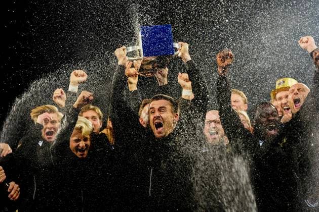 HÄLLEVIK, SWEDEN 20251109 Mjällby team captain Jesper Gustavsson lifts the Swedish Championship trophy after Sunday s football match in the final round of the Allsvenskan between Mjällby AIF and BK Häcken at Strandvallen HÄLLEVIK SWEDEN x9200x  Copyright: xBjörnxLarssonxRosvall TTx ALLSWEDEN MJÄLLBY HEDGEHOG