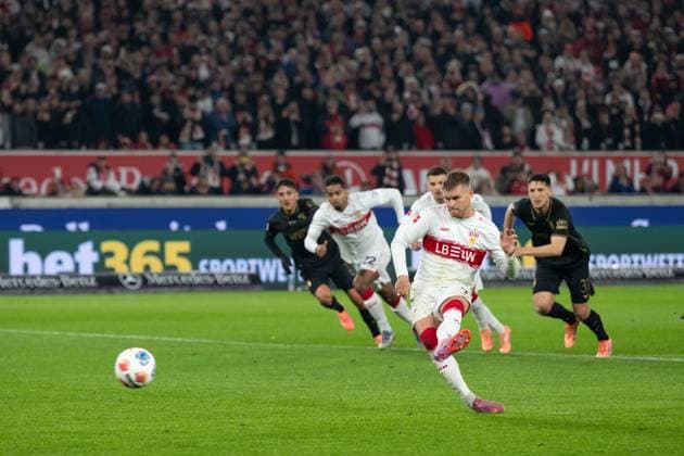 Goal for 1 1 by Maximilian Mittelstaedt VfB Stuttgart, 07 , Penalty kick,Penalty kick after a foul Goal kick, GER, VfB Stuttgart vs FC Augsburg, Football, Men, 1 Bundesliga, Matchday 10, 2025 2026, 09 11 2025, DFL DFB REGULATES PROHIBIT ANY USE OF PHOTOGRAPHS AS IMAGE SEQUENCES AND OR QUASI VIDEO, GER, VfB Stuttgart vs FC Augsburg, Football, Men, 1 Bundesliga, Matchday 10, Season 2025 2026, 09 11 2025 Stuttgart Copyright: xEibner-Pressefoto WolfgangxFrankx EP_WFK