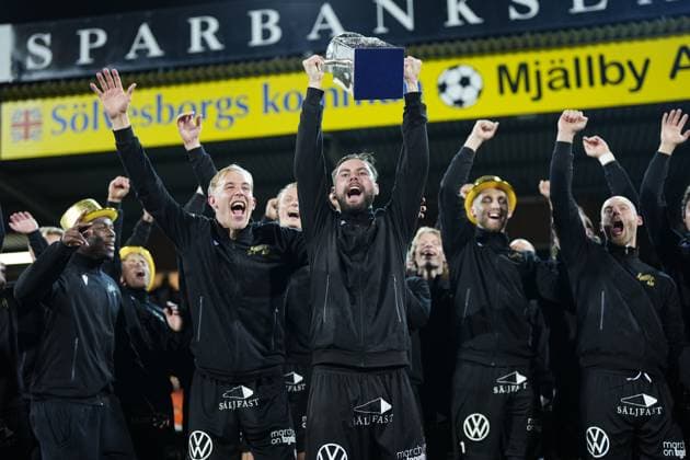 HÄLLEVIK, SWEDEN 20251109 Mjällbys Axel Norén lifts the SM trophy after Sundays football match in the last round of the Allsvenskan between Mjällby AIF and BK Häcken at Strandvallen HÄLLEVIK SWEDEN x9200x  Copyright: xBjörnxLarssonxRosvall TTx ALLSVENSKAN MJÄLLBY-HÄCKEN