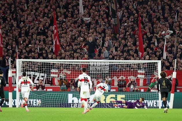 09 11 2025, xrekx, Soccer 1 Bundesliga, VfB Stuttgart FC Augsburg v l Penalty kick to 1 1 by Maximilian Mittelstädt Mittelstaedt VfB Stuttgart Finn Dahmen FC Augsburg DFL DFB REGULATIONS PROHIBIT ANY USE OF PHOTOGRAPHS as IMAGE SEQUENCES and or QUASI VIDEO Stuttgart