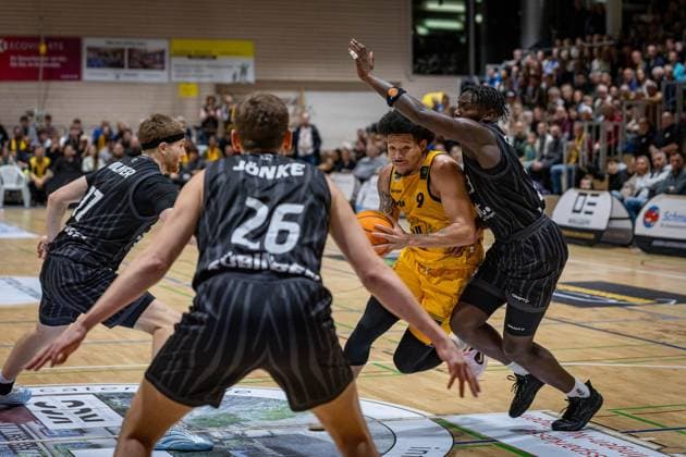 Lukas Max Milner Tigers Tuebingen, 17 Till Joscha Joehnke Tigers Tuebingen, 26 Tylan James Pope Bozic Estriche Knights Kirchheim, 09 Miles Lamar Tention Tigers Tuebingen, 03 GER, Bozic Estriche Knights Kirchheim vs Tigers Tuebingen, BARMER 2 Basketball Bundesliga, 08 Matchday, Season 2025 2026, 09 11 2025 GER, Bozic Estriche Knights Kirchheim vs Tigers Tuebingen, BARMER 2 Basketball Bundesliga, 08 Matchday, Season 2025 2026, 09 11 2025 Kirchheim an der Teck Copyright: xEibner-Pressefoto NinaxSanderx EP_NSR