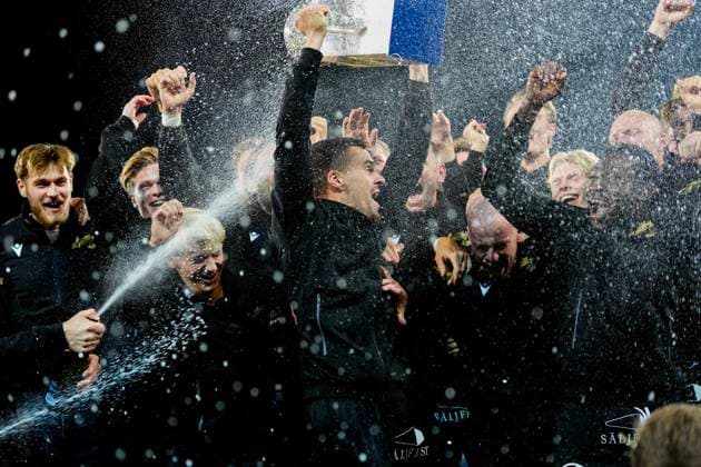 HÄLLEVIK, SWEDEN 20251109 Mjällbys team captain Jesper Gustavsson lifts the Swedish Championship trophy after Sundays football match in the last round of the Allsvenskan between Mjällby AIF and BK Häcken at Strandvallen HÄLLEVIK SWEDEN x9200x  Copyright: xBjörnxLarssonxRosvall TTx ALLSVENSKAN MJÄLLBY-HÄCKEN