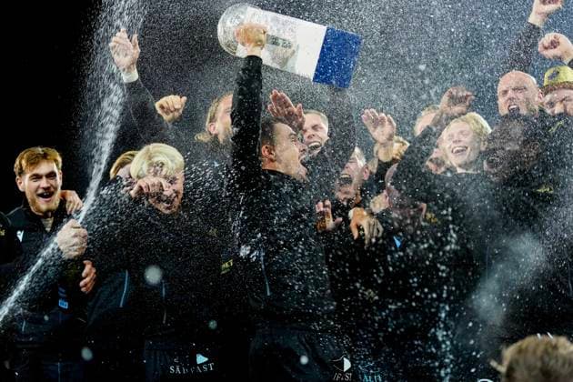 HÄLLEVIK, SWEDEN 20251109 Mjällby team captain Jesper Gustavsson lifts the Swedish Championship trophy after Sunday s football match in the final round of the Allsvenskan between Mjällby AIF and BK Häcken at Strandvallen HÄLLEVIK SWEDEN x9200x  Copyright: xBjörnxLarssonxRosvall TTx ALLSWEDEN MJÄLLBY HEDGEHOG
