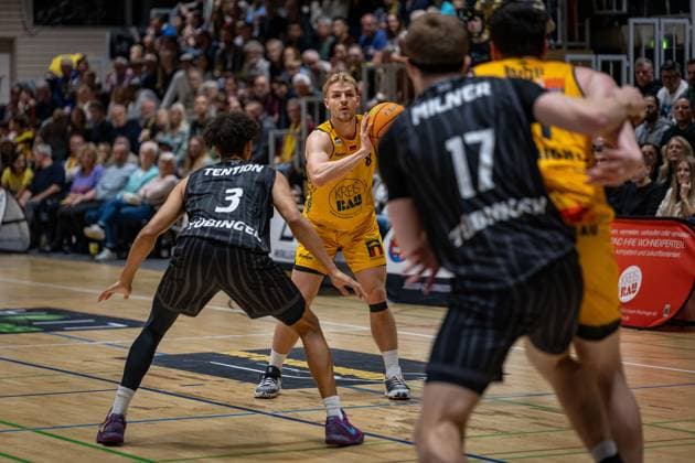Miles Lamar Tention Tigers Tuebingen, 03 Lucas Mayer Bozic Estriche Knights Kirchheim, 08 Lukas Max Milner Tigers Tuebingen, 17 Nicolas Bretzel Bozic Estriche Knights Kirchheim, 21 GER, Bozic Estriche Knights Kirchheim vs Tigers Tuebingen, BARMER 2 Basketball Bundesliga, 08 Matchday, Season 2025 2026, 09 11 2025 GER, Bozic Estriche Knights Kirchheim vs Tigers Tuebingen, BARMER 2 Basketball Bundesliga, 08 Matchday, Season 2025 2026, 09 11 2025 Kirchheim an der Teck Copyright: xEibner-Pressefoto NinaxSanderx EP_NSR