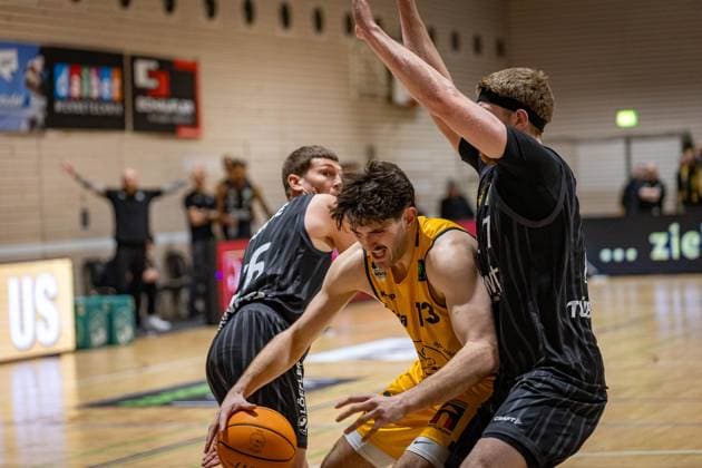 Till Joscha Joehnke Tigers Tuebingen, 26 Nicholas Gerard Spinoso Bozic Estriche Knights Kirchheim, 13 Silas Kaan Osezua Oriane Tigers Tuebingen, 07 GER, Bozic Estriche Knights Kirchheim vs Tigers Tuebingen, BARMER 2 Basketball Bundesliga, 08 Matchday, Season 2025 2026, 09 11 2025 GER, Bozic Estriche Knights Kirchheim vs Tigers Tuebingen, BARMER 2 Basketball Bundesliga, 08 Matchday, Season 2025 2026, 09 11 2025 Kirchheim an der Teck Copyright: xEibner-Pressefoto NinaxSanderx EP_NSR