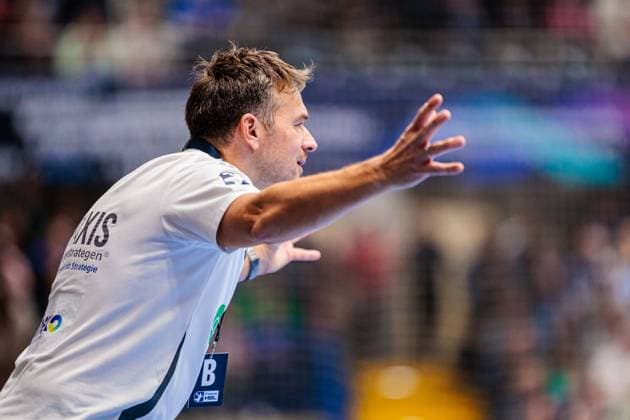 Christian Prokop TSV Hannover Burgdorf, Coach gestures GER, TBV Lemgo Lippe vs TSV Hannover Burgdorf, Handball, 1 Bundesliga, Matchday 11, Season 2025 2026, 09 11 2025 GER, TBV Lemgo Lippe vs TSV Hannover Burgdorf, Handball, 1 Bundesliga, Matchday 11, Season 2025 2026, 09 11 2025 Lemgo Copyright: xEibner-Pressefoto JanxRollingerx EP_JSK