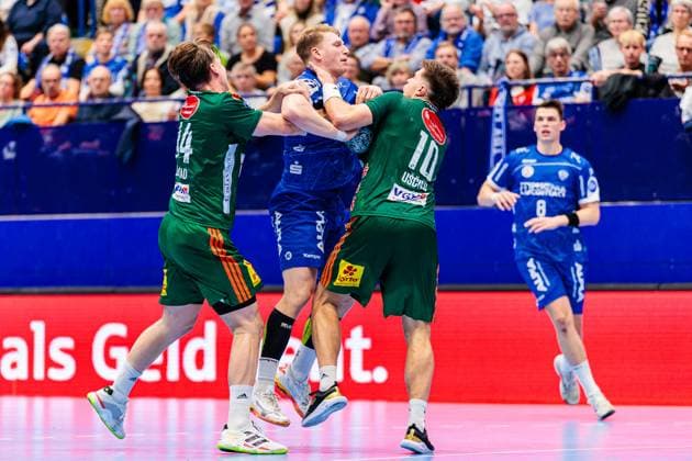 f l Thomas Alfred Solstad TSV Hannover Burgdorf, 44 , Lukas Hutecek TBV Lemgo Lippe, 02 , Renars Uscins TSV Hannover Burgdorf, 10 GER, TBV Lemgo Lippe vs TSV Hannover Burgdorf, Handball, 1 Bundesliga, Matchday 11, Season 2025 2026, 09 11 2025 GER, TBV Lemgo Lippe vs TSV Hannover Burgdorf, Handball, 1 Bundesliga, Matchday 11, Season 2025 2026, 09 11 2025 Lemgo Copyright: xEibner-Pressefoto JanxRollingerx EP_JSK