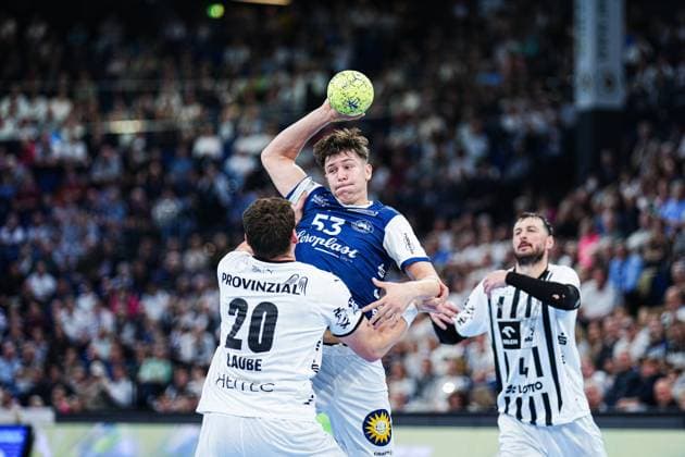 Lucas Laube THW Kiel, 20 , Soeren Steinhaus Bergischer HC, 53 GER, THW Kiel vs Bergischer HC, Handball, 1 Bundesliga, Matchday 11, Season 2025 2026, 09 11 2025 GER, THW Kiel vs Bergischer HC, Handball, 1 Bundesliga, Matchday 11, Season 2025 2026, 09 11 2025 Kiel Copyright: xEibner-Pressefoto MarcelxvonxFehrnx EP_MFN