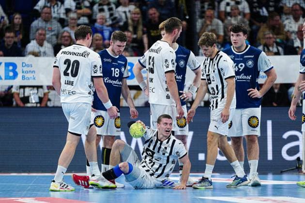 Elias Ellefsen a Skipagotu THW Kiel, 71 after punch in the face on the ground GER, THW Kiel vs Bergischer HC, Handball, 1 Bundesliga, Matchday 11, Season 2025 2026, 09 11 2025 GER, THW Kiel vs Bergischer HC, Handball, 1 Bundesliga, Matchday 11, Season 2025 2026, 09 11 2025 Kiel Copyright: xEibner-Pressefoto MarcelxvonxFehrnx EP_MFN