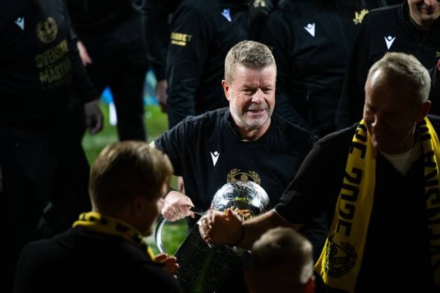 251109 Mjällbys coach Anders Torstensson cheers with Lennart Johanssons trophy after the football match in the Allsvenskan between Mjällby and Häcken on November 9, 2025 in Hällevik  Copyright: CARLxSANDIN BB251109CS050